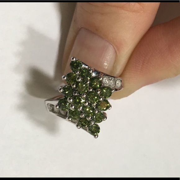 10k White Gold Green Diamond Ring - Picture 2 of 8